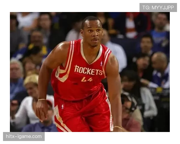 海耶斯内线强攻主导禁区，对比同期中锋提升得分效率